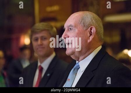 Goerge 'Sonny' Perdue, l'ancien gouverneur de l'État de Géorgie, s'est entretenu avec la presse à la suite d'une réunion avec le président élu Donald Trump à la Trump Tower à New York, NY, États-Unis, le 30 novembre 2016. (Photo d'Albin Lohr-Jones) Banque D'Images