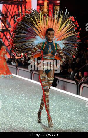 USAGE ÉDITORIAL UNIQUEMENT. Maria Borges marche sur la piste du Secret Fashion Show de Victoria au Grand Palais le 30 novembre 2016 à Paris, France. Photo de Marechal/Domine/Zabulon/ABACAPRESS.COM Banque D'Images