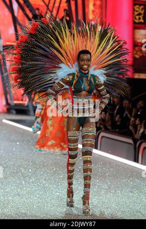 USAGE ÉDITORIAL UNIQUEMENT. Maria Borges marche sur la piste du Secret Fashion Show de Victoria au Grand Palais le 30 novembre 2016 à Paris, France. Photo de Marechal/Domine/Zabulon/ABACAPRESS.COM Banque D'Images