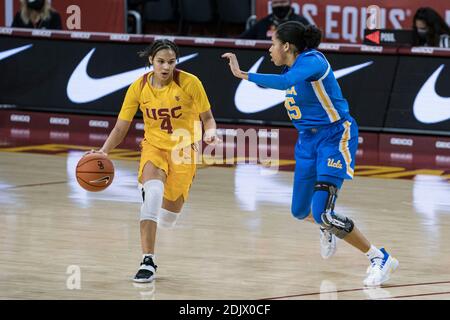 Le gardien des chevaux de Troie de la Californie du Sud Endyia Rogers (4) est défendu par le garde des Bruins de l'UCLA Camryn Brown (35) lors d'un match de basket-ball universitaire de la NCAA, dimanche. Banque D'Images