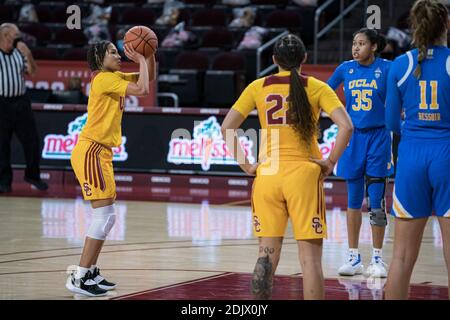 Les chevaux de Troie de la Californie du Sud gardent Endyia Rogers (4) lance un tir gratuit lors d'un match de basket-ball universitaire NCAA contre les Bruins UCLA, dimanche. 1er décembre Banque D'Images