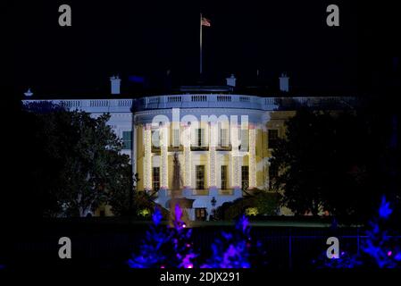 Le Portico sud de la Maison Blanche est orné pour les vacances dans cette vue de l'Ellipse que le président des États-Unis Barack Obama et la première famille ont assisté à la National Christmas Tree Lighting on the Ellipse à Washington, DC le jeudi 1er décembre 2016.Credit: Ron Sachs / piscine via CNP Banque D'Images