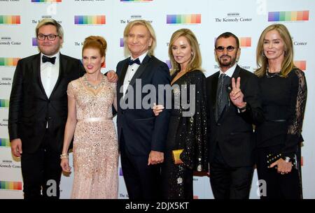 Joe Walsh du groupe rock 'The Eagles' et son épouse, Marjorie, arrivent pour le dîner officiel de l'artiste en l'honneur des récipiendaires du 39e prix annuel du Kennedy Center, organisé par le Secrétaire d'État des États-Unis John F. Kerry au département d'État des États-Unis à Washington, D.C., samedi, 3 décembre 2016. Les 2016 lauréats sont : la pianiste Argentine Martha Argerich; le groupe rock The Eagles; l'acteur de scène et d'écran Al Pacino; la chanteuse gospel et blues Mavis Staples; et le musicien James Taylor. De gauche à droite : Christian Quilici, non identifié, Joe Walsh, Marjorie Walsh, Ringo Starr et Barbara Bach.Pho Banque D'Images