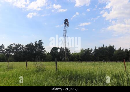 Ancien moulin rustique sur le paysage de pâturage du Nebraska . Photo de haute qualité Banque D'Images