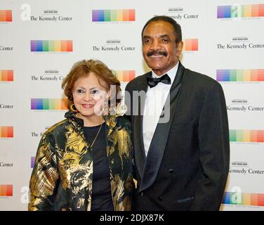 L'ancienne NFL qui a fait la course de retour à Calvin Hill et sa femme, Janet, arrivent pour le dîner de l'artiste officiel en l'honneur des récipiendaires de la 39e cérémonie annuelle des prix du Kennedy Center organisée par le secrétaire d'État des États-Unis John F. Kerry au département d'État des États-Unis à Washington, D.C., le samedi 3 décembre 2016. Les 2016 lauréats sont : la pianiste Argentine Martha Argerich; le groupe rock The Eagles; l'acteur de scène et d'écran Al Pacino; la chanteuse gospel et blues Mavis Staples; et le musicien James Taylor. Photo de Ron Sachs /Pool via CNP/ABACAPRESS.COM Banque D'Images