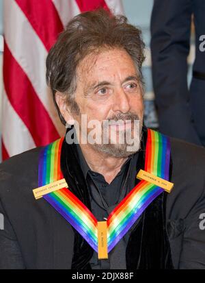 L'acteur Al Pacino, l'un des cinq lauréats de la 39e édition annuelle du Kennedy Center Honors, pose une photo de groupe à la suite d'un dîner organisé par le Secrétaire d'État des États-Unis John F. Kerry en leur honneur au Département d'État des États-Unis à Washington, D.C., le samedi 3 décembre 2016. Les 2016 lauréats sont : la pianiste Argentine Martha Argerich; le groupe rock The Eagles; l'acteur de scène et d'écran Al Pacino; la chanteuse gospel et blues Mavis Staples; et le musicien James Taylor. Photo de Ron Sachs /Pool via CNP/ABACAPRESS.COM Banque D'Images