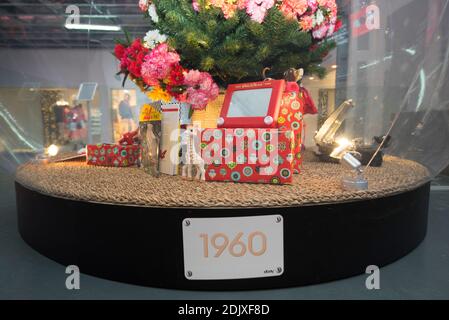 Pour la 1ère année, eBay investit un lieu public et défile une exposition inédite, '1920-2020 : les NOELs uniques by eBay' sous le toit de la Canopée du Forum des Halles, en plein cœur de Paris, qui met en lumière les possibilités infinies de volet sur eBay le cadre idial pour chacun. Paris, France le 7 décembre 2016. Photo par Eliot Blondt/ABACAPRESS.COM Banque D'Images