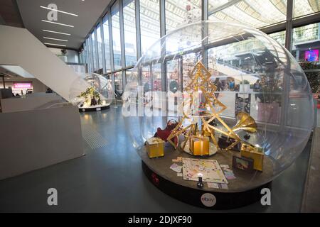 Pour la 1ère année, eBay investit un lieu public et défile une exposition inédite, '1920-2020 : les NOELs uniques by eBay' sous le toit de la Canopée du Forum des Halles, en plein cœur de Paris, qui met en lumière les possibilités infinies de volet sur eBay le cadre idial pour chacun. Paris, France le 7 décembre 2016. Photo par Eliot Blondt/ABACAPRESS.COM Banque D'Images