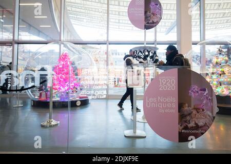 Pour la 1ère année, eBay investit un lieu public et défile une exposition inédite, '1920-2020 : les NOELs uniques by eBay' sous le toit de la Canopée du Forum des Halles, en plein cœur de Paris, qui met en lumière les possibilités infinies de volet sur eBay le cadre idial pour chacun. Paris, France le 7 décembre 2016. Photo par Eliot Blondt/ABACAPRESS.COM Banque D'Images