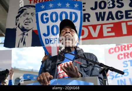 L'acteur Danny Glover se joint aux travailleurs contractuels fédéraux en grève lors de leur rassemblement pour tenir le président élu Donald Trump responsable de tenir sa promesse aux travailleurs à Washington, DC, le 7 décembre 2016. Photo par Olivier Douliery/ABACA Banque D'Images