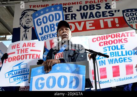 L'acteur Danny Glover se joint aux travailleurs contractuels fédéraux en grève lors de leur rassemblement pour tenir le président élu Donald Trump responsable de tenir sa promesse aux travailleurs à Washington, DC, le 7 décembre 2016. Photo par Olivier Douliery/ABACA Banque D'Images