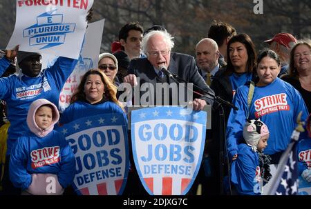 Le sénateur Bernie Sanders se joint aux travailleurs contractuels fédéraux en grève lors de leur rassemblement pour tenir le président élu Donald Trump responsable de tenir sa promesse aux travailleurs à Washington, DC, le 7 décembre 2016. Photo par Olivier Douliery/ABACA Banque D'Images