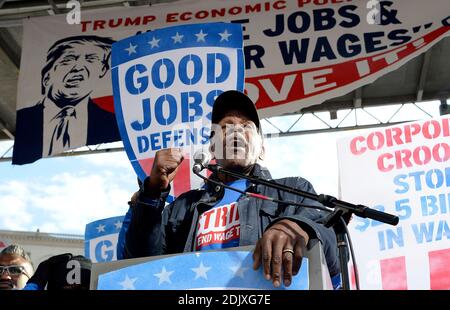 L'acteur Danny Glover se joint aux travailleurs contractuels fédéraux en grève lors de leur rassemblement pour tenir le président élu Donald Trump responsable de tenir sa promesse aux travailleurs à Washington, DC, le 7 décembre 2016. Photo par Olivier Douliery/ABACA Banque D'Images