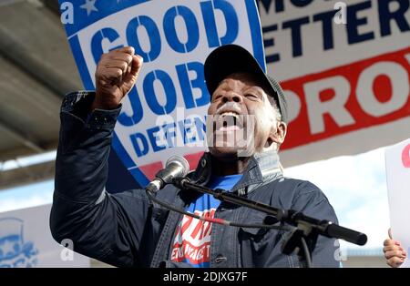 L'acteur Danny Glover se joint aux travailleurs contractuels fédéraux en grève lors de leur rassemblement pour tenir le président élu Donald Trump responsable de tenir sa promesse aux travailleurs à Washington, DC, le 7 décembre 2016. Photo par Olivier Douliery/ABACA Banque D'Images