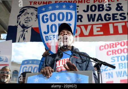 L'acteur Danny Glover se joint aux travailleurs contractuels fédéraux en grève lors de leur rassemblement pour tenir le président élu Donald Trump responsable de tenir sa promesse aux travailleurs à Washington, DC, le 7 décembre 2016. Photo par Olivier Douliery/ABACA Banque D'Images