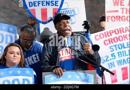 L'acteur Danny Glover se joint aux travailleurs contractuels fédéraux en grève lors de leur rassemblement pour tenir le président élu Donald Trump responsable de tenir sa promesse aux travailleurs à Washington, DC, le 7 décembre 2016. Photo par Olivier Douliery/ABACA Banque D'Images