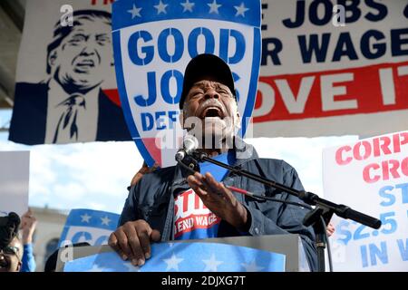 L'acteur Danny Glover se joint aux travailleurs contractuels fédéraux en grève lors de leur rassemblement pour tenir le président élu Donald Trump responsable de tenir sa promesse aux travailleurs à Washington, DC, le 7 décembre 2016. Photo par Olivier Douliery/ABACA Banque D'Images