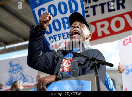 L'acteur Danny Glover se joint aux travailleurs contractuels fédéraux en grève lors de leur rassemblement pour tenir le président élu Donald Trump responsable de tenir sa promesse aux travailleurs à Washington, DC, le 7 décembre 2016. Photo par Olivier Douliery/ABACA Banque D'Images