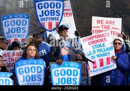 L'acteur Danny Glover se joint aux travailleurs contractuels fédéraux en grève lors de leur rassemblement pour tenir le président élu Donald Trump responsable de tenir sa promesse aux travailleurs à Washington, DC, le 7 décembre 2016. Photo par Olivier Douliery/ABACA Banque D'Images