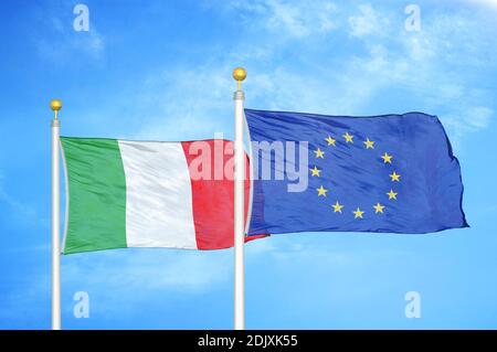 Italie et Union européenne deux drapeaux sur les mâts de drapeaux et bleu ciel nuageux Banque D'Images