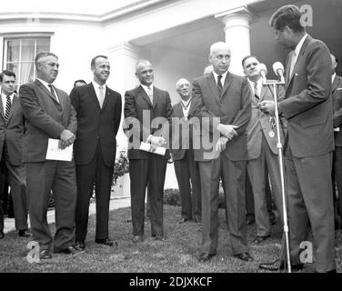 John F. Kennedy, président des États-Unis, remet à Robert R. Gilruth, directeur du centre spatial habité de Houston, au Texas, la Médaille de la fonction publique fédérale remarquable. La cérémonie a eu lieu sur la pelouse de la Maison Blanche le 1er août 1962. Étaient présents le deuxième de gauche à droite : l'astronaute Alan Shepard astronaute, John Glenn Dr. Robert R. Gilruth Administrateur de la NASA, James Webb Président John F. Kennedy. Photo de la NASA via CNP/ABACAPRESS.COM Banque D'Images