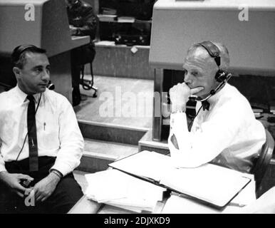 Des hommes de l'ancien combattant des États-Unis attendent le mot de l'astronaute de Project Mercury M. Scott Carpenter lorsqu'il retourne sur terre après 3 voyages dans le monde, à Cape Canaveral, Floride, le 24 mai 1962. À gauche; Virgile I. 'Gus' Grissom, pilote de la deuxième mission sous-orbitale de Mercury, et à droite; John H. Glenn, Jr., premier astronaute orbital américain. Grisson a servi comme communicateur de capsule, assisté par Glenn, pendant le vol de Carpenter.photo par la NASA via CNP/ABACAPRESS.COM Banque D'Images