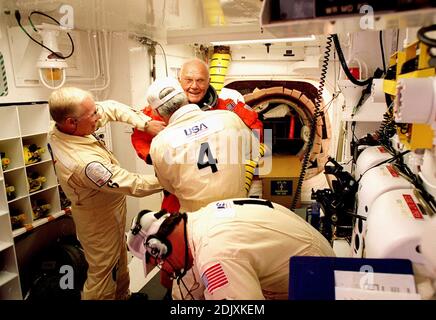 Dans la salle blanche du PAD de lancement, John H. Glenn Jr, spécialiste de la charge utile STS-95, sénateur américain de l'Ohio, a vérifié sa combinaison de vol par des membres de l'équipage de clôture avant de monter dans la navette spatiale Discovery pour son deuxième vol dans l'espace le 29 octobre 1989, qui a eu lieu 36 ans après son lancement Mercury. Glenn a été le premier américain à faire orbite autour de la Terre. Photo de la NASA via CNP/ABACAPRESS.COM Banque D'Images