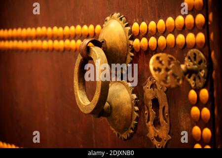 Détail d'une vieille porte métallique de la maison Muadin (Casa El-Muadin) dans la vieille médina de tétouan au nord du maroc, construite au XVIIIe siècle, est une UNESCO et le mot C Banque D'Images