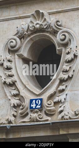 Un plan vertical d'une fenêtre en pierre gravée cadre avec un numéro de maison Banque D'Images