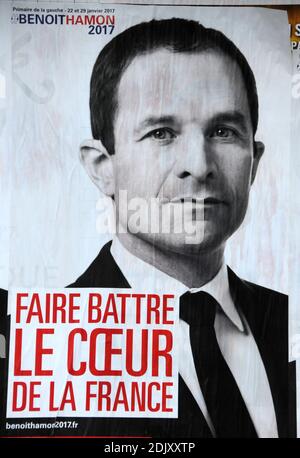 Des affiches d'élection montrant le candidat aux primaires de gauche avant l'élection présidentielle de 2017, Benoit Hamon, sont visibles à Paris, en France, le 12 décembre 2016. Photo d'Alain Apaydin/ABACAPRESS.COM Banque D'Images