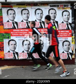 Des affiches d'élection montrant le candidat aux primaires de gauche avant l'élection présidentielle de 2017, Benoit Hamon, sont visibles à Paris, en France, le 12 décembre 2016. Photo d'Alain Apaydin/ABACAPRESS.COM Banque D'Images