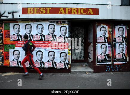 Des affiches d'élection montrant le candidat aux primaires de gauche avant l'élection présidentielle de 2017, Benoit Hamon, sont visibles à Paris, en France, le 12 décembre 2016. Photo d'Alain Apaydin/ABACAPRESS.COM Banque D'Images