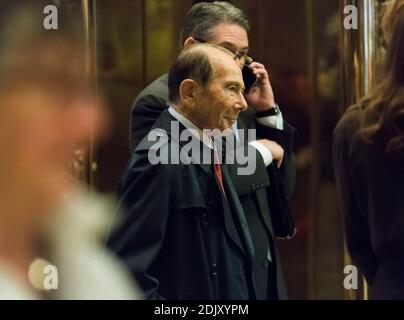 L'ancien PDG d'AIG, Maurice Greenberg, attend un ascenseur dans le hall de la Trump Tower, où nous conversons avec le conseiller financier de Trump, Anthony Scaramucci (non vu), à New York, NY, USA, le 12 décembre 2016. (Photo d'Albin Lohr-Jones) Banque D'Images