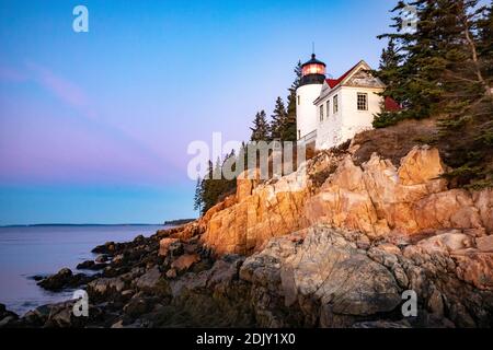 Vue panoramique sur le phare de Bass Harbor dans le Maine, Acadia au lever du soleil Banque D'Images