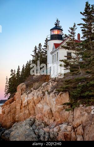 Vue panoramique sur le phare de Bass Harbor dans le Maine, Acadia au lever du soleil Banque D'Images