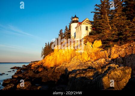 Vue panoramique sur le phare de Bass Harbor dans le Maine, Acadia au lever du soleil Banque D'Images