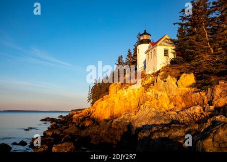 Vue panoramique sur le phare de Bass Harbor dans le Maine, Acadia au lever du soleil Banque D'Images