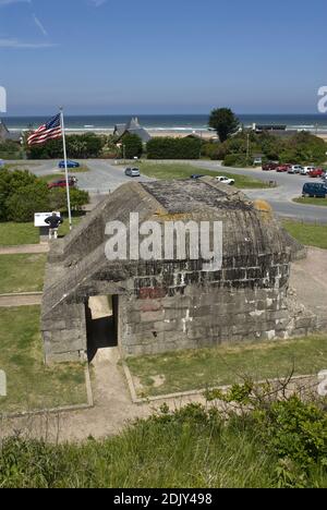 Les touristes voient une batterie d'armes à feu allemande en béton utilisée pendant l'invasion alliée de la Normandie, à Omaha Beach sur la Manche, en France. Banque D'Images