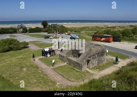 Les touristes voient une batterie d'armes à feu allemande en béton utilisée pendant l'invasion alliée de la Normandie, à Omaha Beach sur la Manche, en France. Banque D'Images