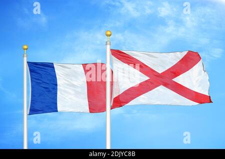 France et Irlande du Nord deux drapeaux sur les mâts et le bleu ciel nuageux Banque D'Images