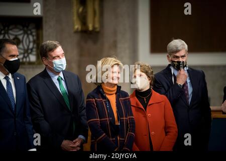 Le sénateur américain Mitt Romney (républicain de l'Utah), à gauche, le sénateur américain Mark Warner (démocrate de Virginie), deuxième de gauche, le sénateur américain Lisa Murkowski (républicaine de l'Alaska), troisième de gauche, le sénateur américain Jeanne Shaheen (démocrate du New Hampshire), deuxième de droite et le sénateur américain Bill Cassidy (républicain de Louisiane), à droite, Joignez-vous au sénateur américain Joe Manchin III (démocrate de la Virginie occidentale) et à un groupe bipartisan de sénateurs américains annonçant le texte législatif des deux projets de loi bipartites sur les secours d'urgence COVID-19 qui proposent de fournir jusqu'à 908 milliards de dollars de secours d'urgence dans Banque D'Images