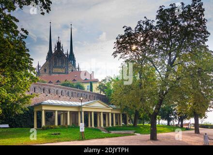 Brno (Brünn), Denis Gardens (Denisovy sady), colonnade, 1818 obélisque pour commémorer la fin des guerres napoléoniennes, Cathédrale Saint Pierre et Paul dans la vieille ville, Jihomoravsky, Südmähren, Moravie du Sud, Tchèque Banque D'Images