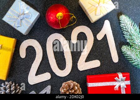 Le numéro 2021 sur une composition de Noël festive avec des cadeaux et des ornements, nouvel an 2021 Banque D'Images