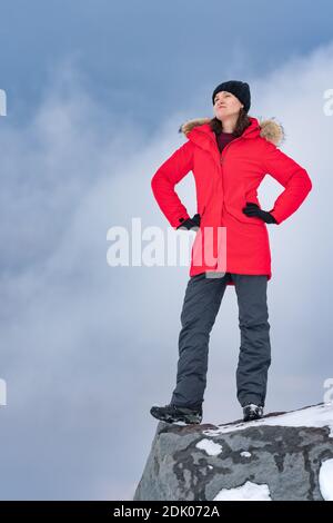 Elle se tient au sommet d'une montagne rocheuse sur fond de ciel avec des nuages spectaculaires. Concept, espace de copie pour l'industrie touristique Banque D'Images