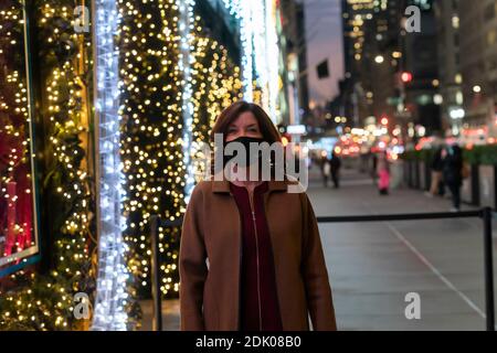 New York, NY - le 14 décembre 2020 : la lieutenante-gouverneure Kathy Hochul fait des remarques lors du salon de lumière Saks Fifth Avenue Holiday 2020, sur la 5e Avenue Banque D'Images