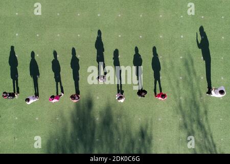 Pékin, province chinoise de Hebei. 14 décembre 2020. La photo aérienne montre des enfants qui jouent à un jeu sur pilotis dans une école maternelle dans le comté de Laoing, dans la province de Hebei, dans le nord de la Chine, le 14 décembre 2020. Crédit : MU Yu/Xinhua/Alay Live News Banque D'Images