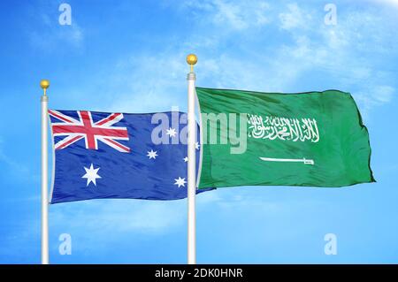 L'Australie et l'Arabie Saoudite deux drapeaux sur les mâts et le bleu ciel nuageux Banque D'Images