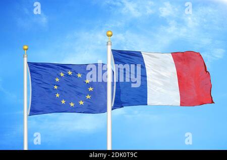 Union européenne et France deux drapeaux sur les mâts de drapeaux et bleu ciel nuageux Banque D'Images
