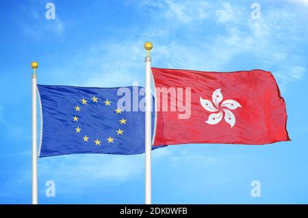 Union européenne et Hong Kong deux drapeaux sur les mâts de drapeaux et ciel bleu nuageux Banque D'Images