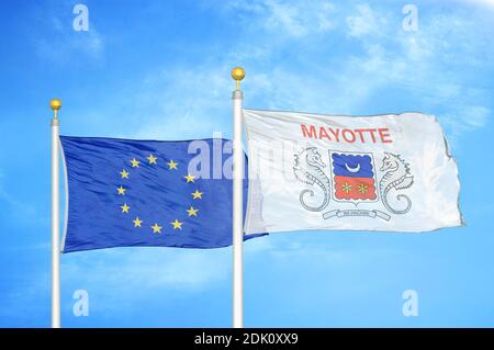 Union européenne et Mayotte deux drapeaux sur les mâts et bleu ciel nuageux Banque D'Images